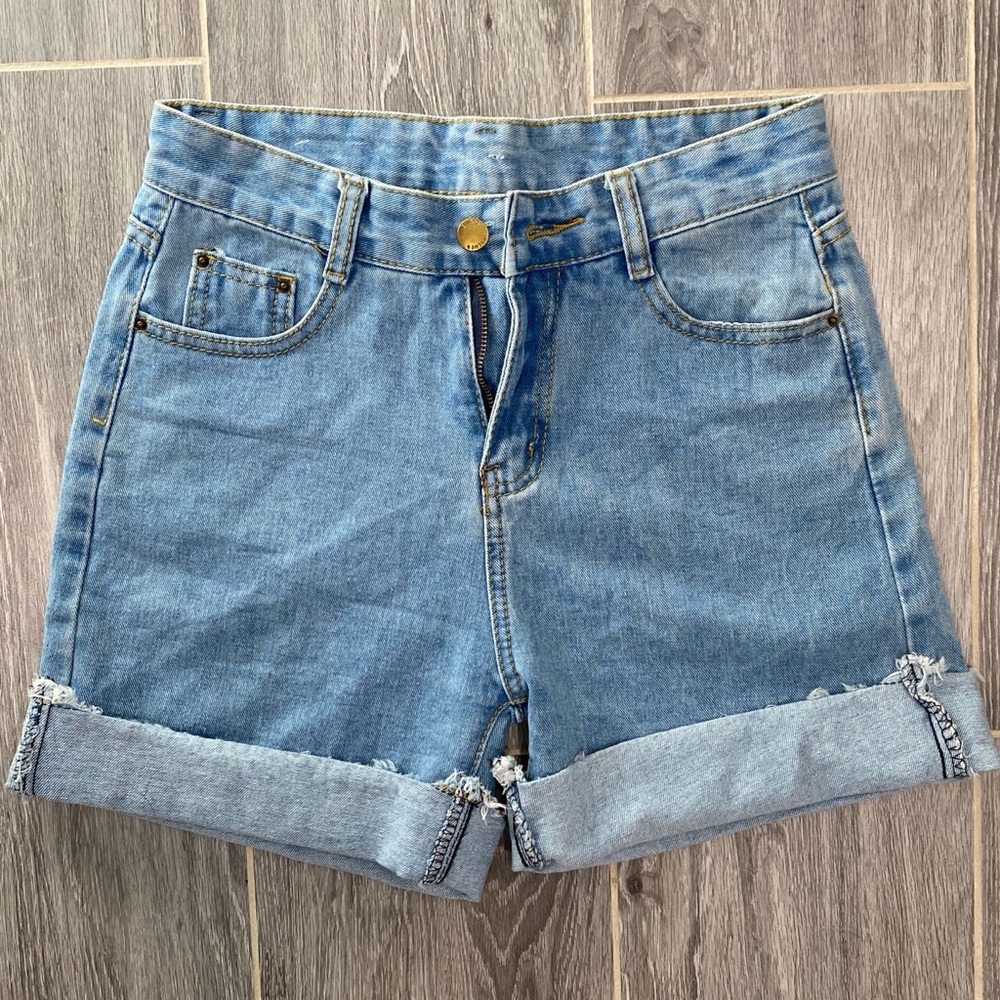 SOLD ❌ Vintage light wash jean shorts